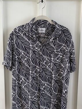 Goodfellow & Co. Men’s Leaf Print Button Down Shirt | Navy | Size Medium